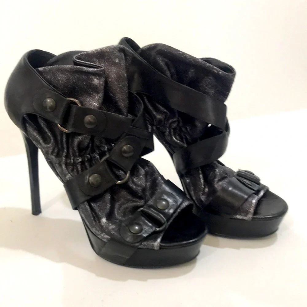 Vera Wang lavender platform Beuti leather black strap size 8.5 M